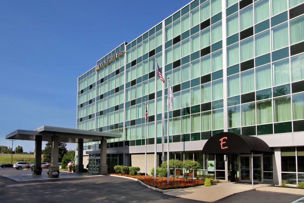 Image of the front of the Double Tree by Hilton hotel in Heath, OH.
